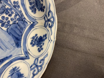 Un plat et deux assiettes en porcelaine de Chine en bleu et blanc de type kraak &agrave; d&eacute;cor de canards, Wanli